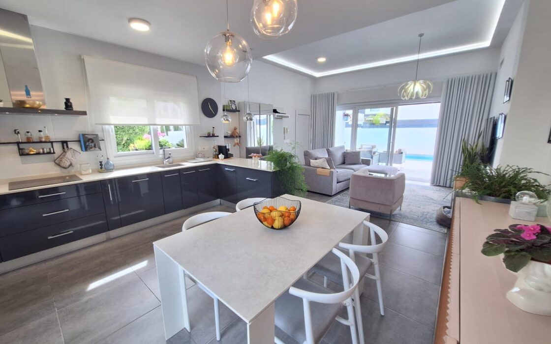 Дом в Benijofar 123 кв.м с частным бассейном у моря