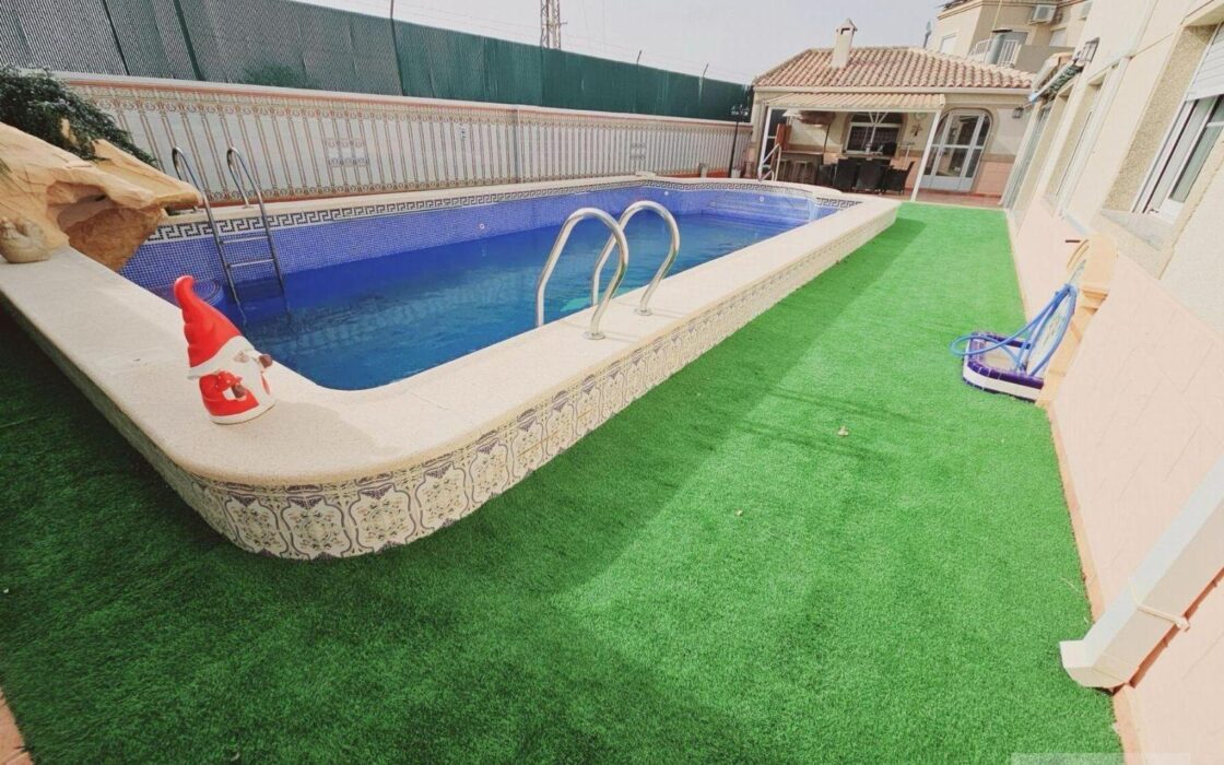 Вилла в Торревьехе 330 кв.м с террасой и бассейном