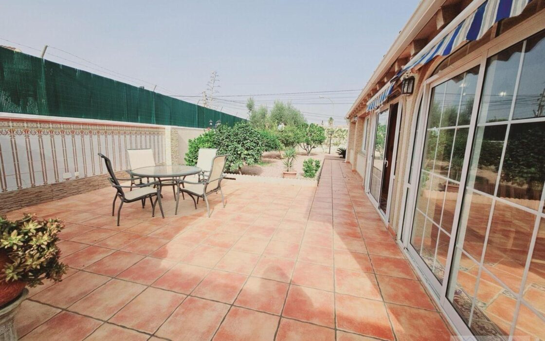 Вилла в Торревьехе 330 кв.м с террасой и бассейном