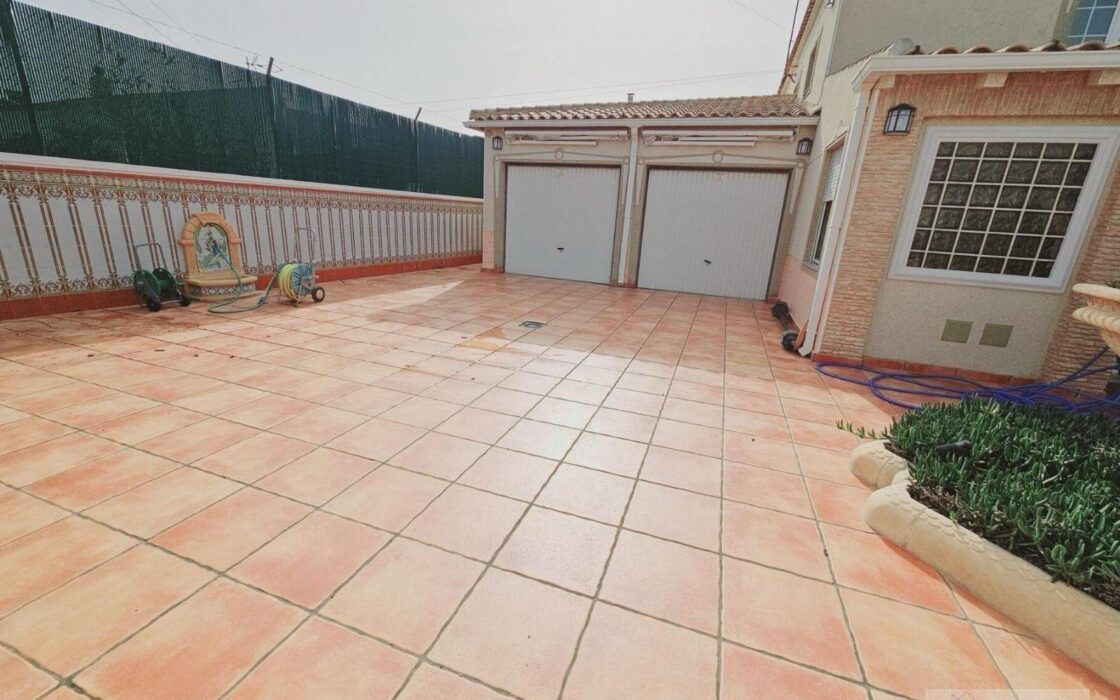 Вилла в Торревьехе 330 кв.м с террасой и бассейном