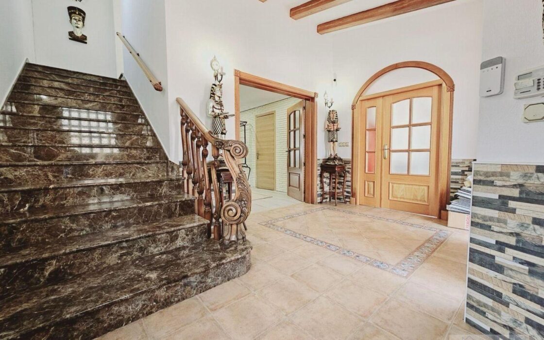 Вилла в Торревьехе 330 кв.м с террасой и бассейном