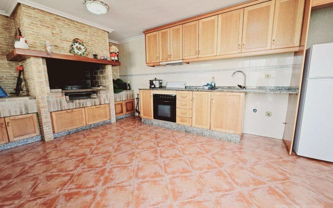 Вилла в Торревьехе 330 кв.м с террасой и бассейном