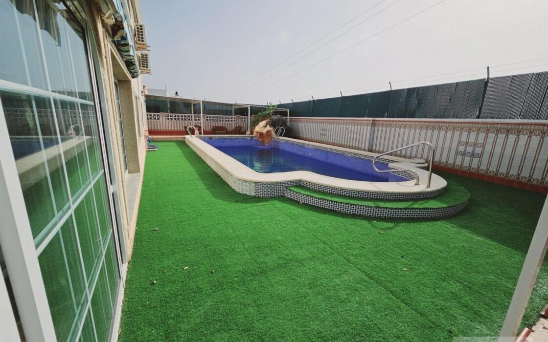 Вилла в Торревьехе 330 кв.м с террасой и бассейном