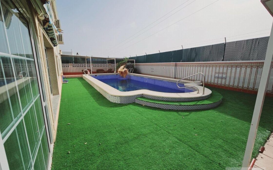 Вилла в Торревьехе 330 кв.м с террасой и бассейном