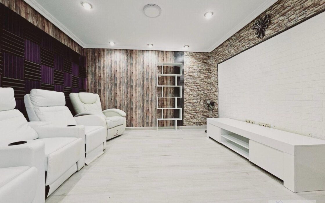 Вилла в Торревьехе 330 кв.м с террасой и бассейном