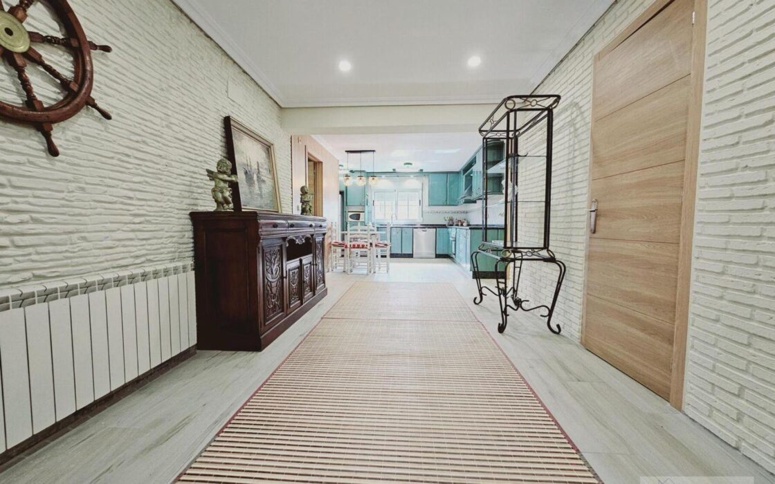 Вилла в Торревьехе 330 кв.м с террасой и бассейном