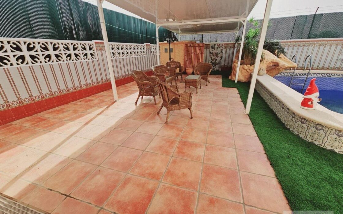 Вилла в Торревьехе 330 кв.м с террасой и бассейном