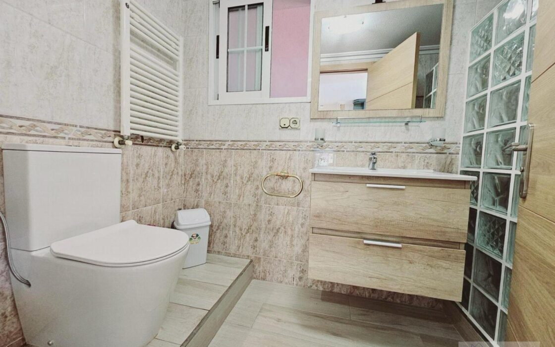 Вилла в Торревьехе 330 кв.м с террасой и бассейном