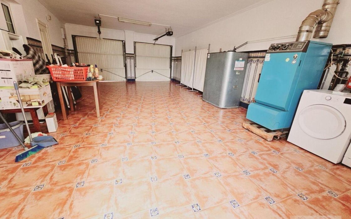 Вилла в Торревьехе 330 кв.м с террасой и бассейном