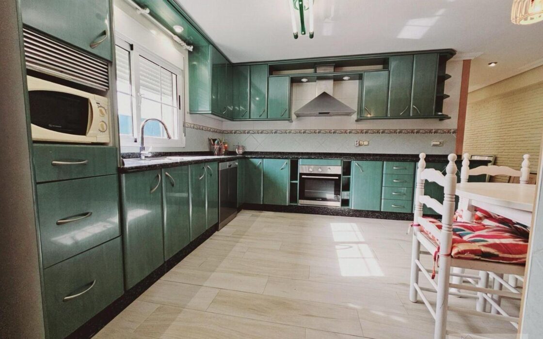 Вилла в Торревьехе 330 кв.м с террасой и бассейном