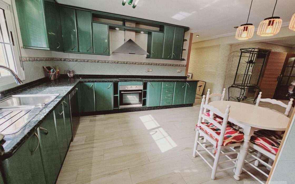 Вилла в Торревьехе 330 кв.м с террасой и бассейном