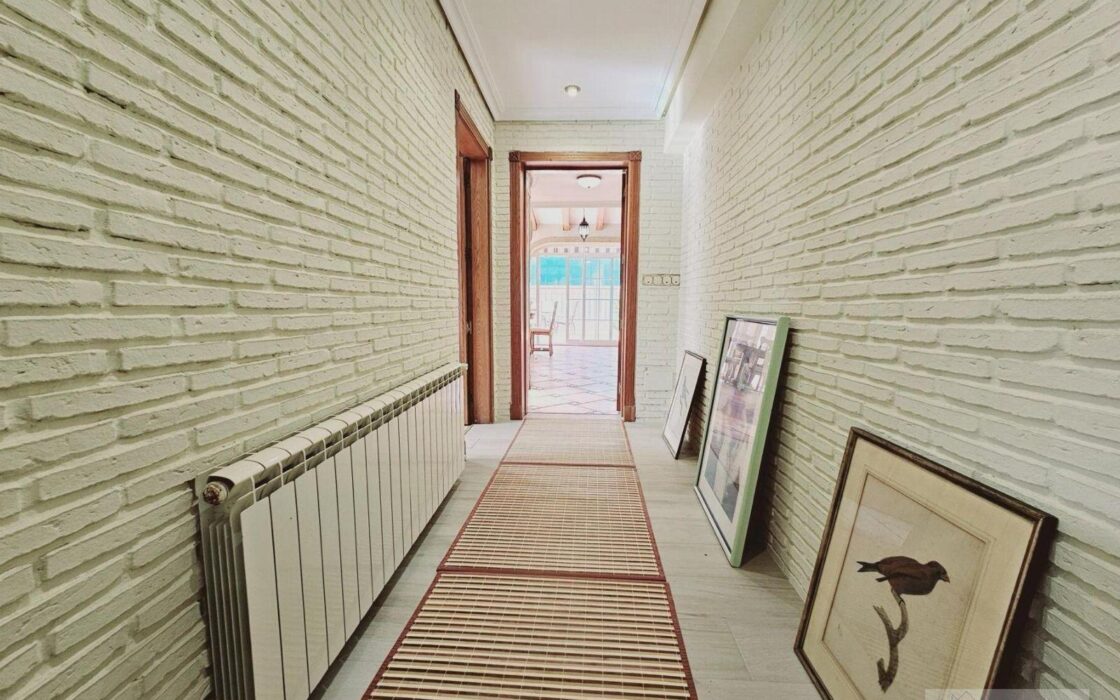 Вилла в Торревьехе 330 кв.м с террасой и бассейном