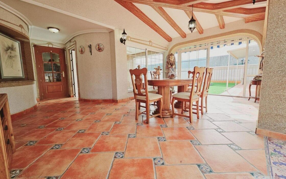 Вилла в Торревьехе 330 кв.м с террасой и бассейном