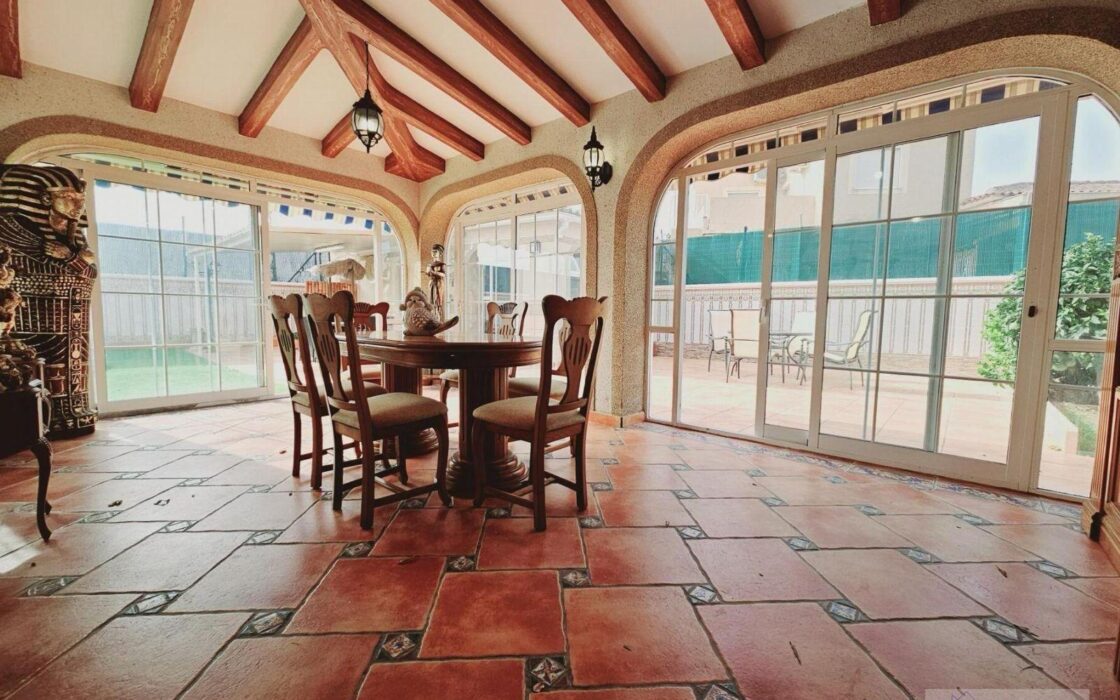 Вилла в Торревьехе 330 кв.м с террасой и бассейном