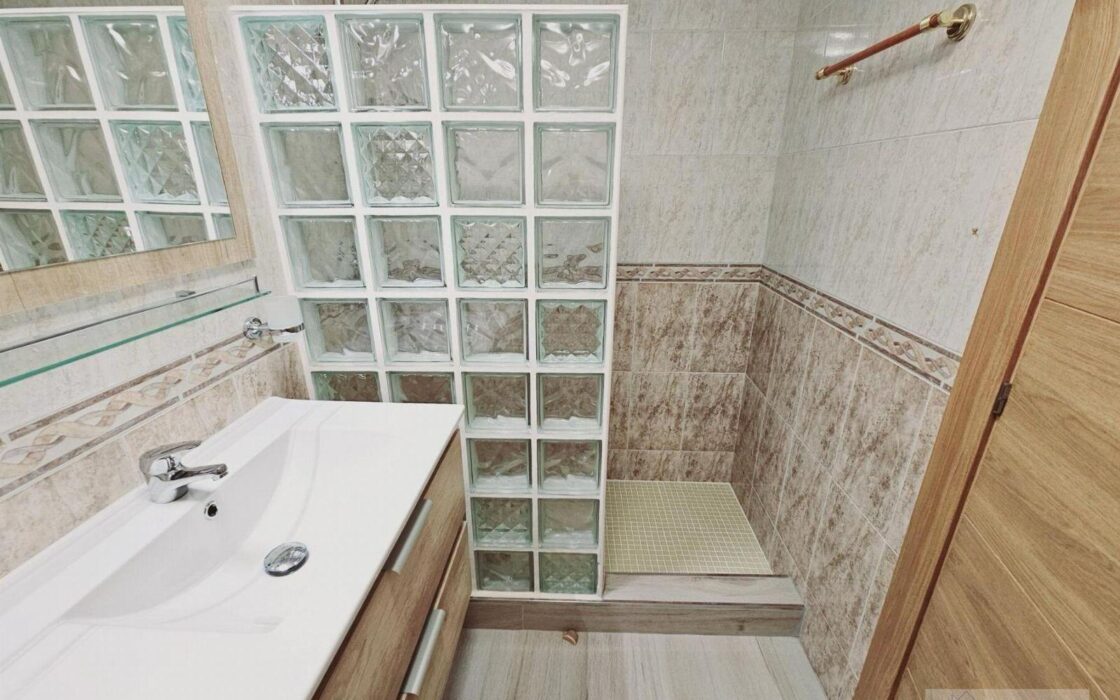 Вилла в Торревьехе 330 кв.м с террасой и бассейном