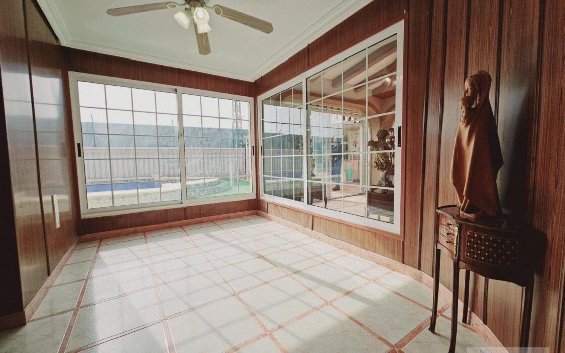 Вилла в Торревьехе 330 кв.м с террасой и бассейном