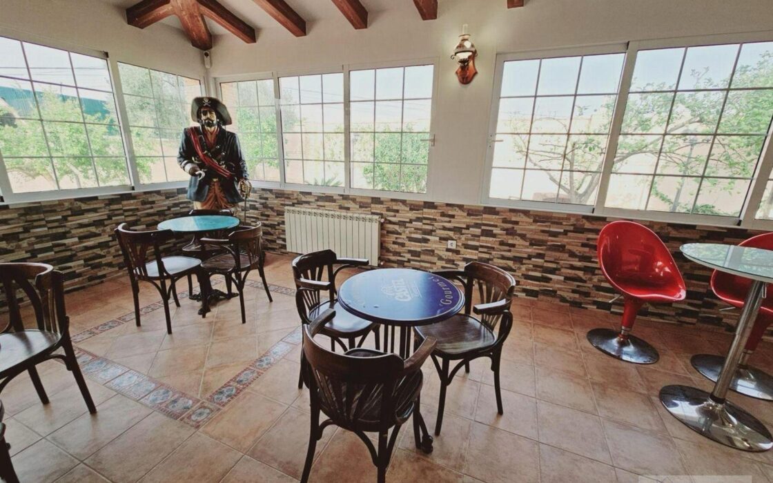 Вилла в Торревьехе 330 кв.м с террасой и бассейном