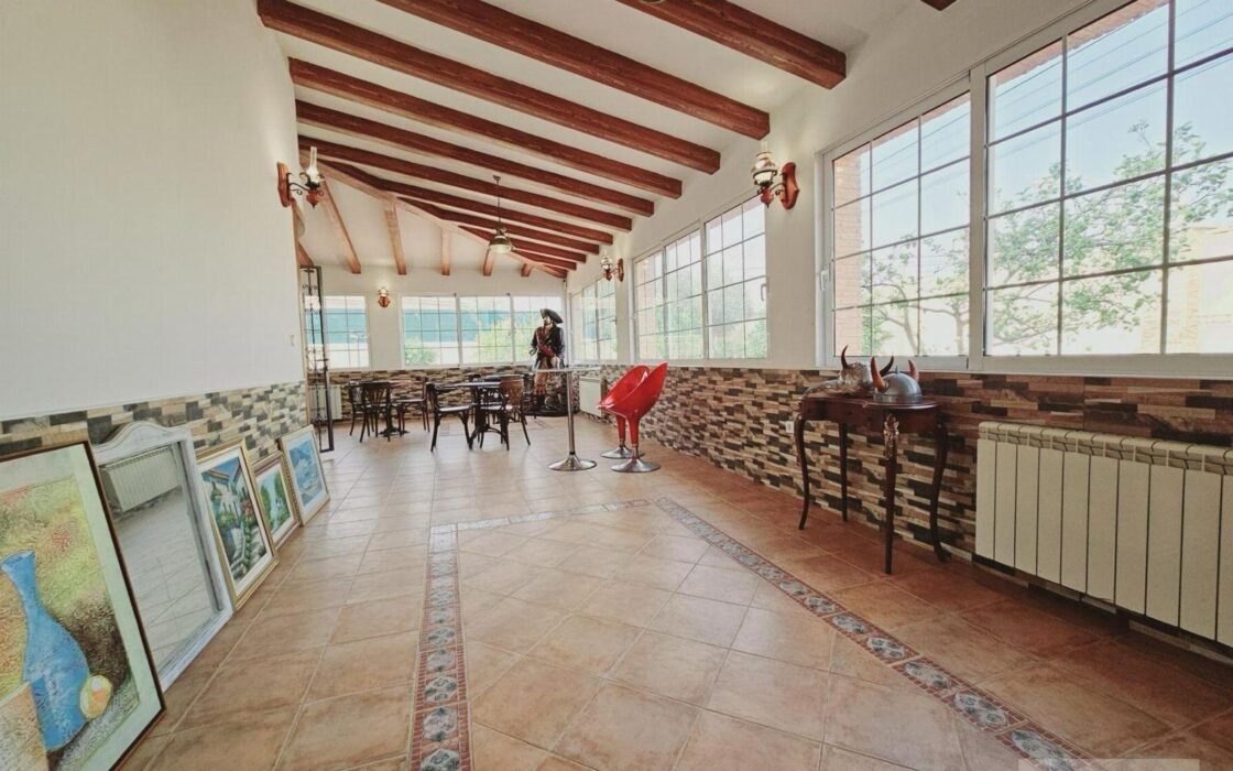 Вилла в Торревьехе 330 кв.м с террасой и бассейном