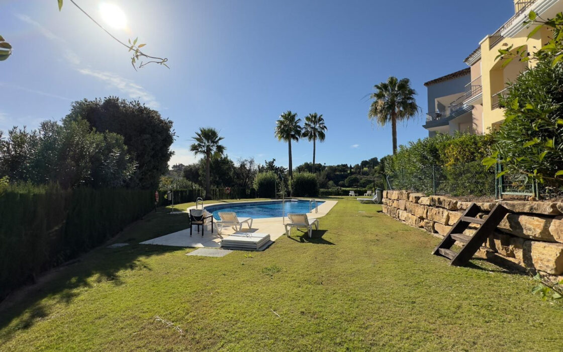 Квартира з садом та виходом до басейну в Los Arqueros 120 кв.м.