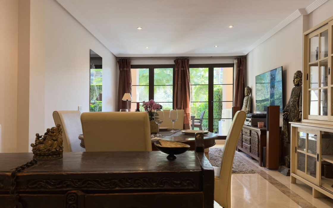 Квартира з садом та виходом до басейну в Los Arqueros 120 кв.м.