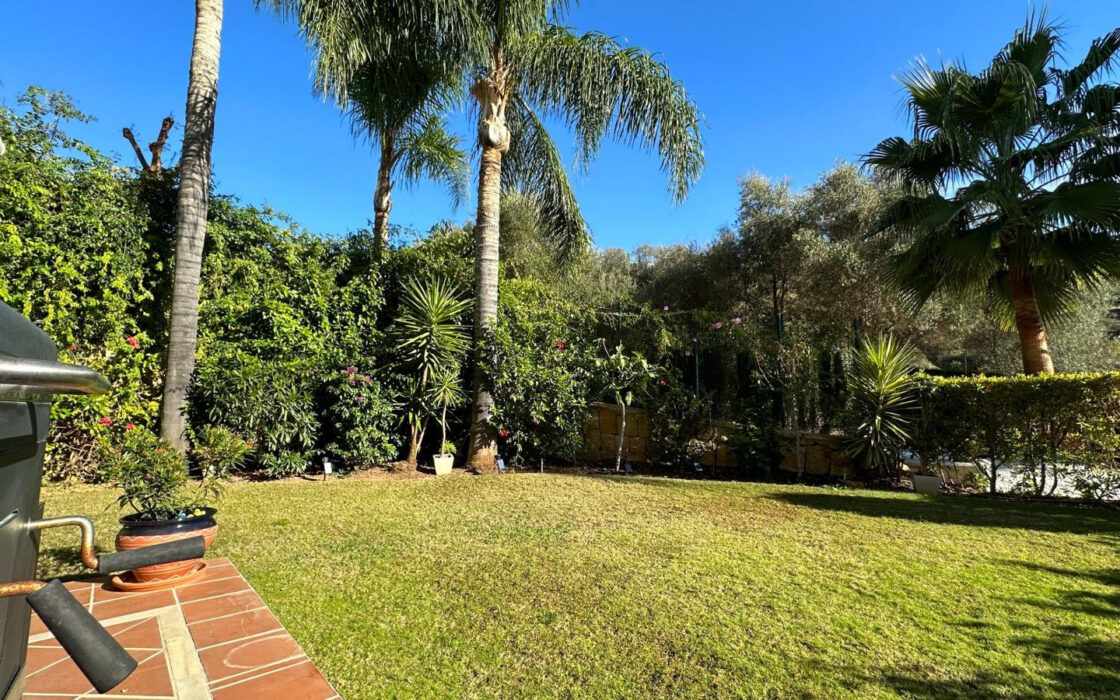 Квартира з садом та виходом до басейну в Los Arqueros 120 кв.м.