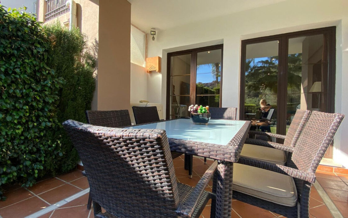 Квартира з садом та виходом до басейну в Los Arqueros 120 кв.м.