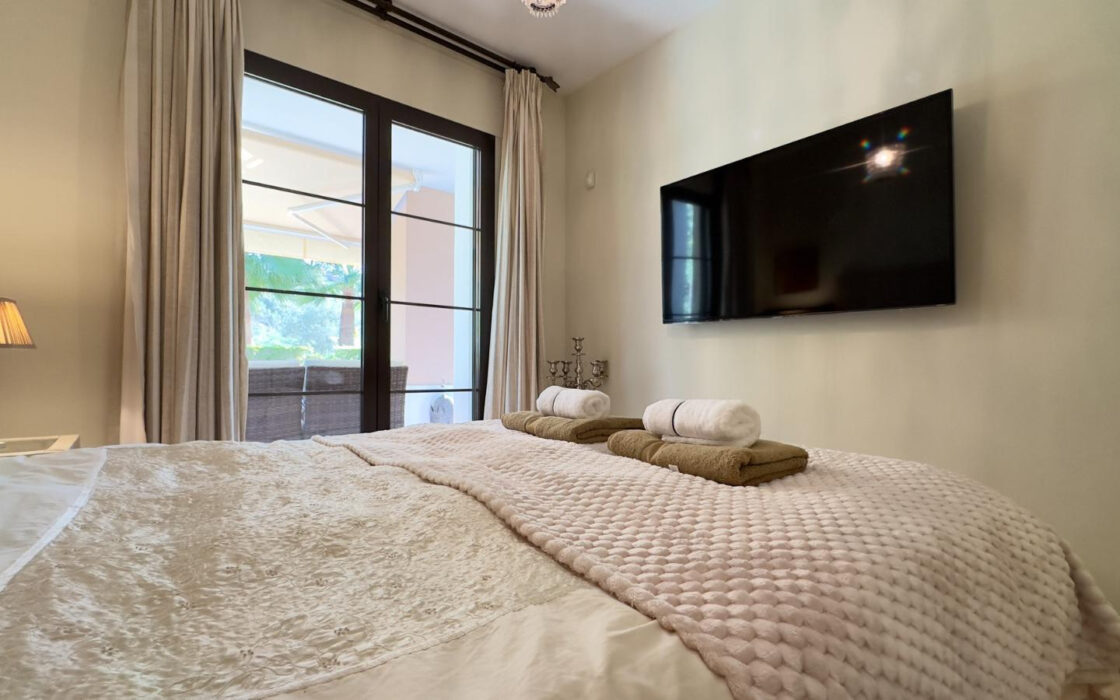 Квартира з садом та виходом до басейну в Los Arqueros 120 кв.м.