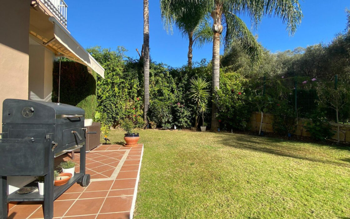 Квартира з садом та виходом до басейну в Los Arqueros 120 кв.м.