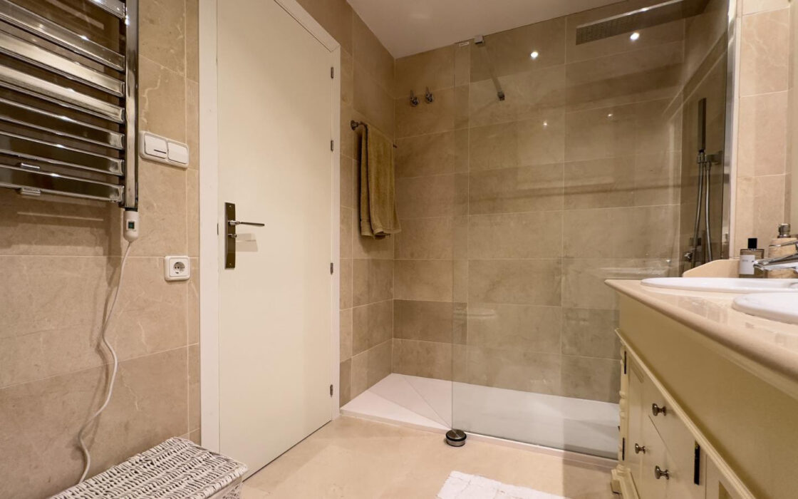 Квартира з садом та виходом до басейну в Los Arqueros 120 кв.м.