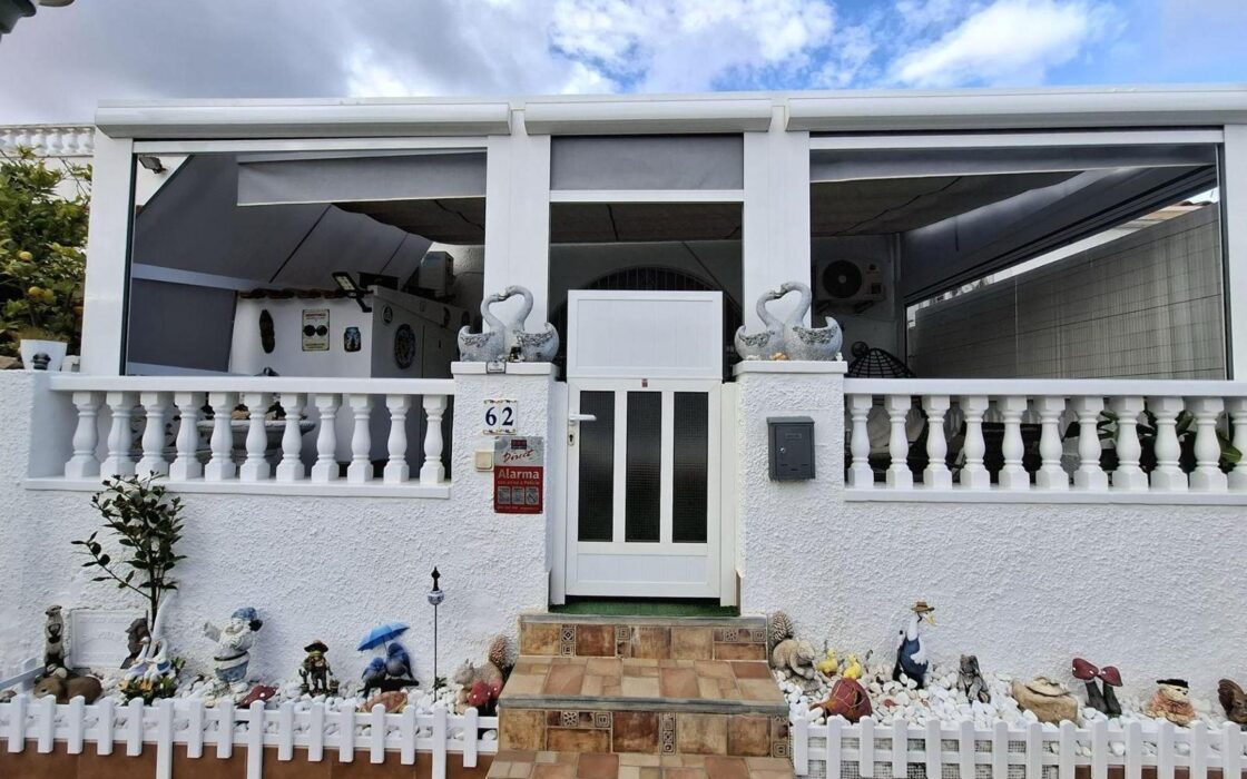 Дом в Торревьехе 65 кв.м с террасой у моря