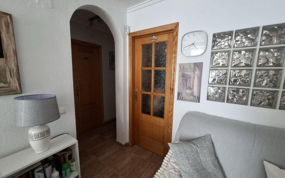 Дом в Торревьехе 65 кв.м с террасой у моря