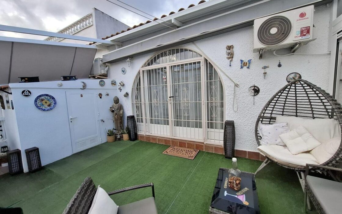 Дом в Торревьехе 65 кв.м с террасой у моря