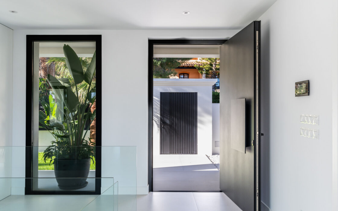 Современная вилла в Марбелье с террасой 405 кв.м