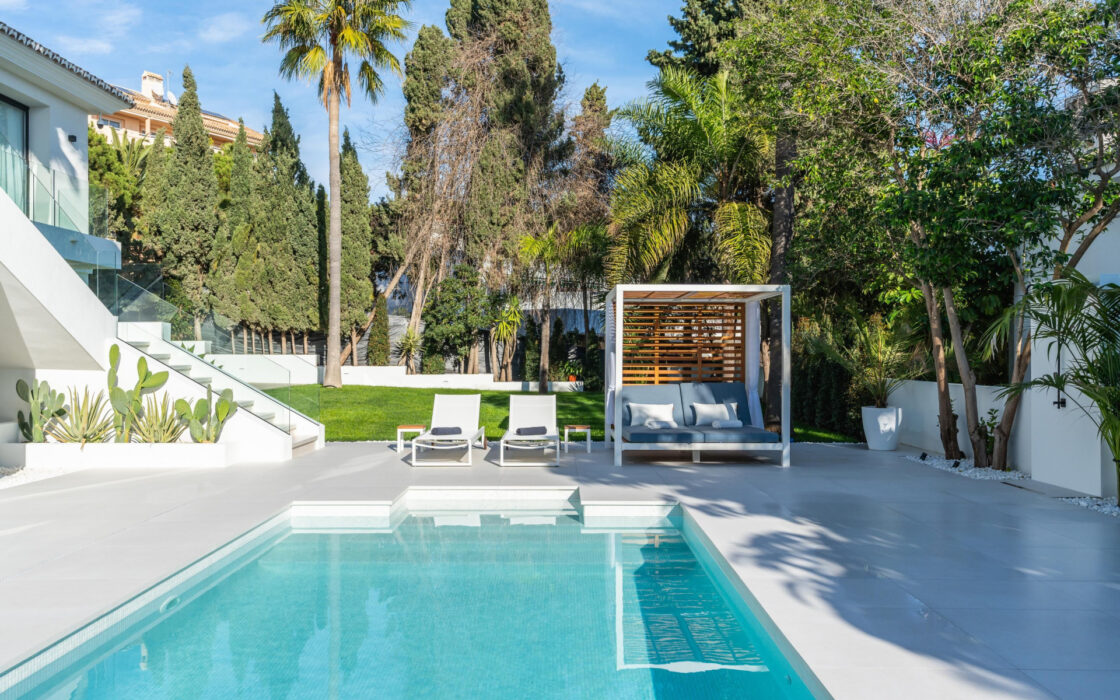 Современная вилла в Марбелье с террасой 405 кв.м