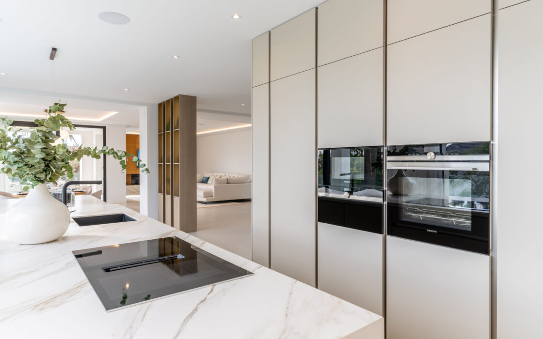 Современная вилла в Марбелье с террасой 405 кв.м