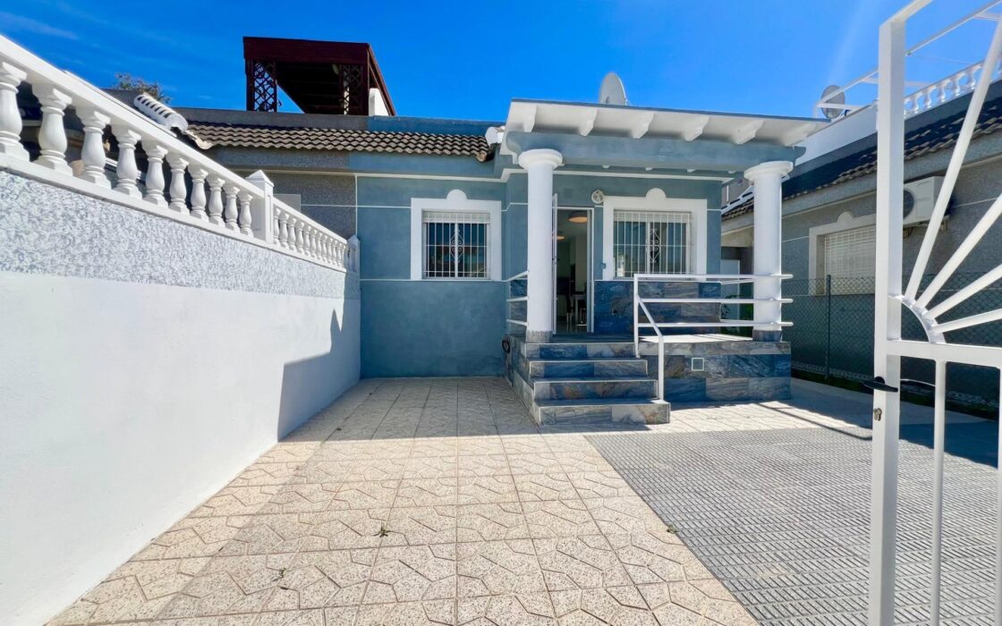 Дом в Торревьехе 60 кв.м с террасой в 4 км от моря