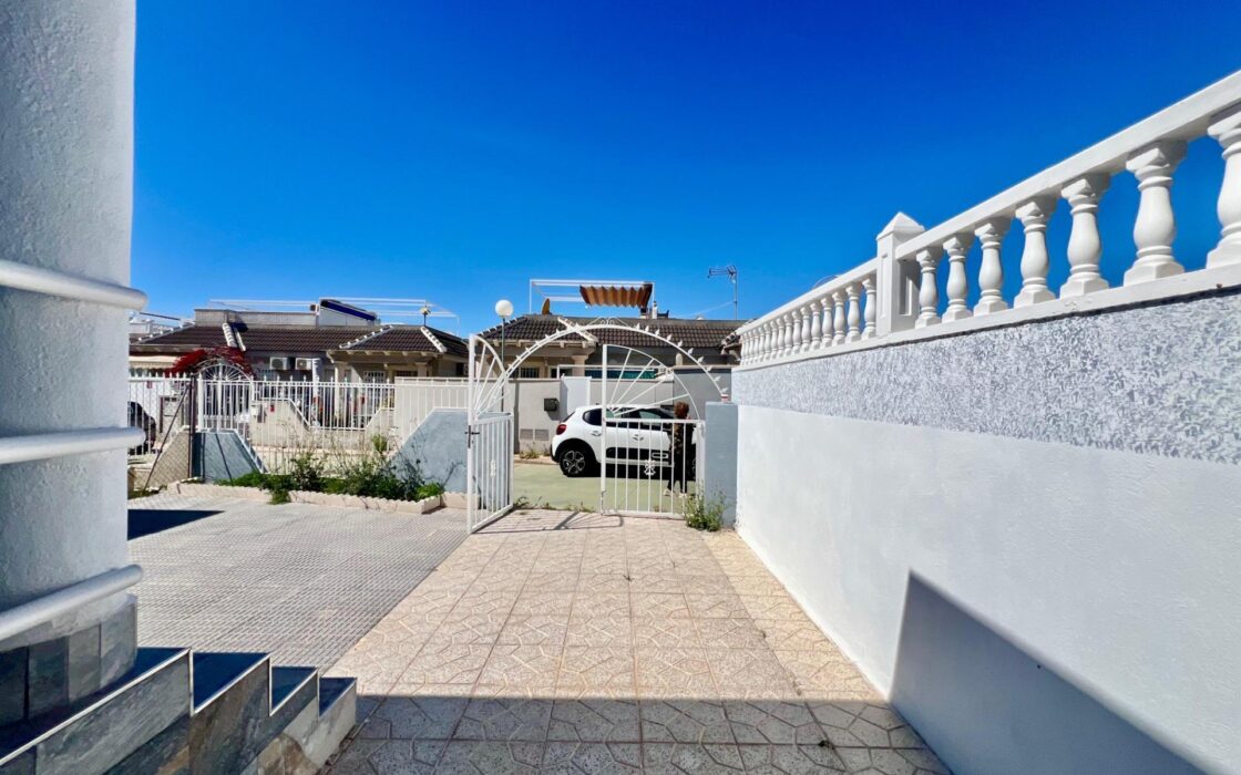 Дом в Торревьехе 60 кв.м с террасой в 4 км от моря