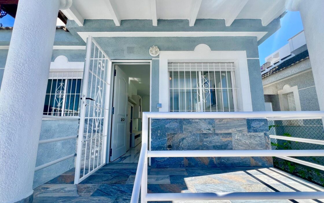 Дом в Торревьехе 60 кв.м с террасой в 4 км от моря