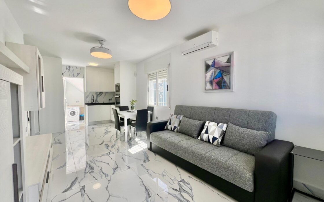 Дом в Торревьехе 60 кв.м с террасой в 4 км от моря