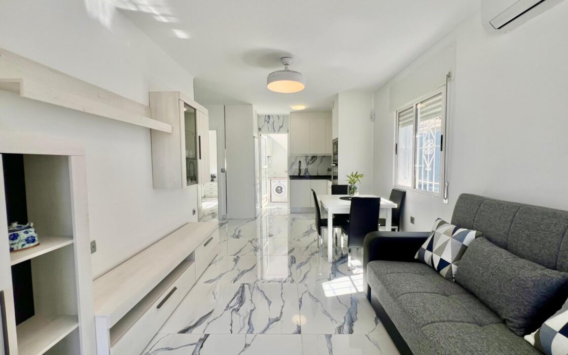 Дом в Торревьехе 60 кв.м с террасой в 4 км от моря