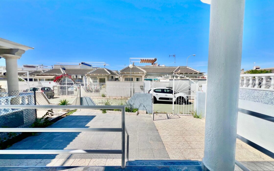 Дом в Торревьехе 60 кв.м с террасой в 4 км от моря