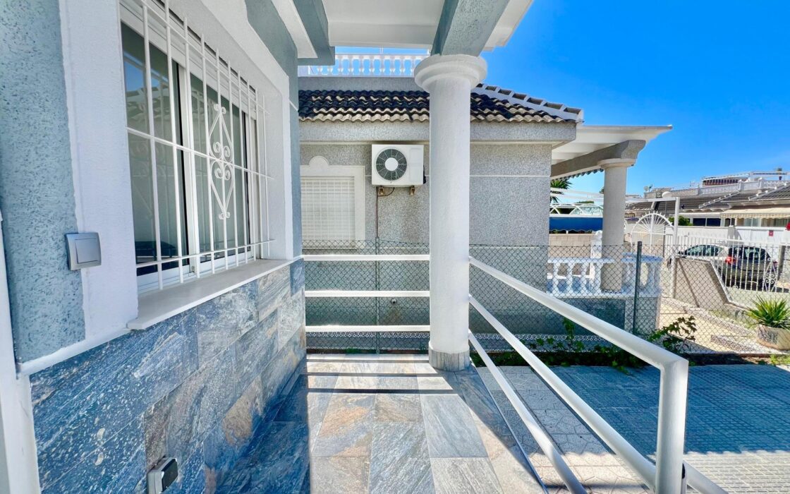 Дом в Торревьехе 60 кв.м с террасой в 4 км от моря