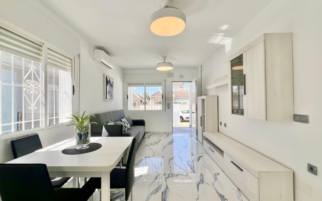 Дом в Торревьехе 60 кв.м с террасой в 4 км от моря