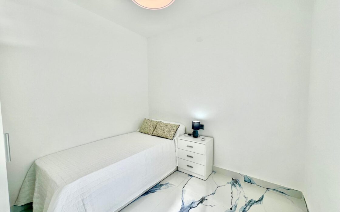 Дом в Торревьехе 60 кв.м с террасой в 4 км от моря