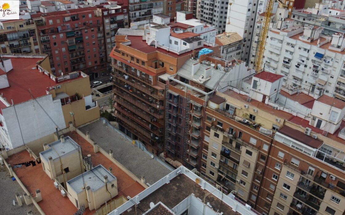 Апартаменты в Валенсии 123.6 кв.м с террасой у моря