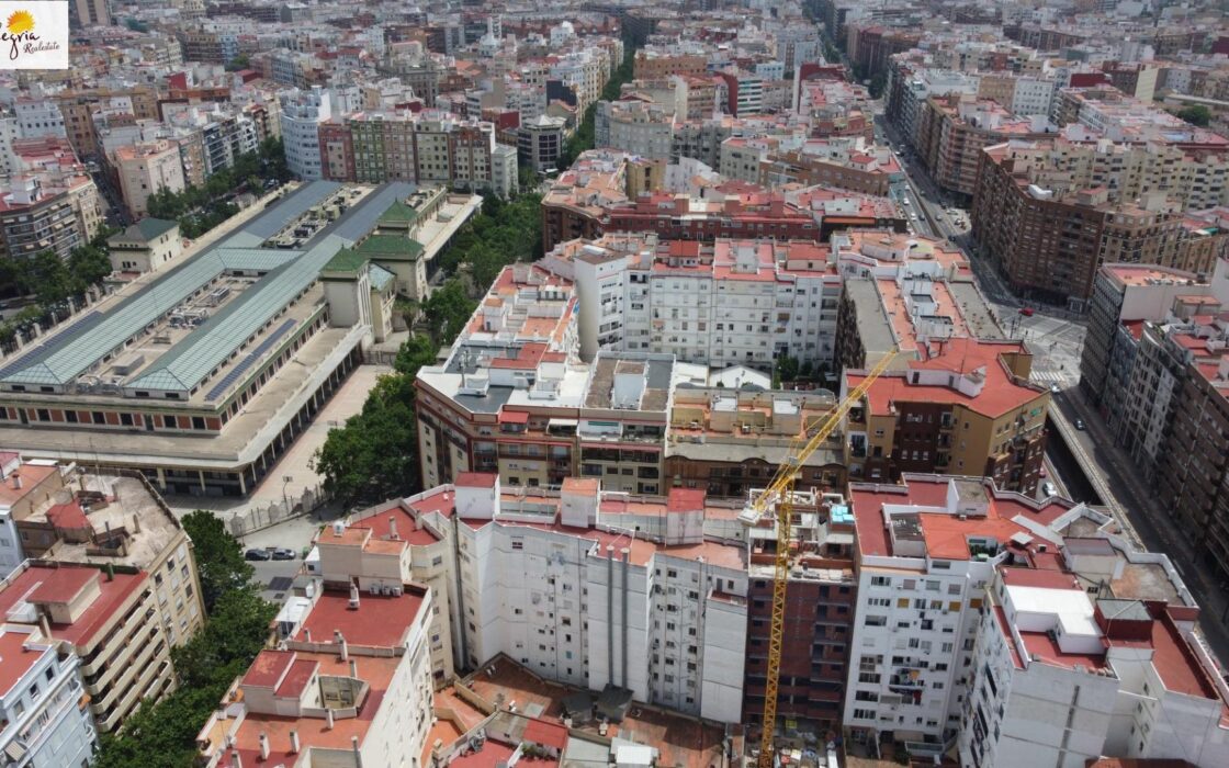 Апартаменты в Валенсии 123.6 кв.м с террасой у моря