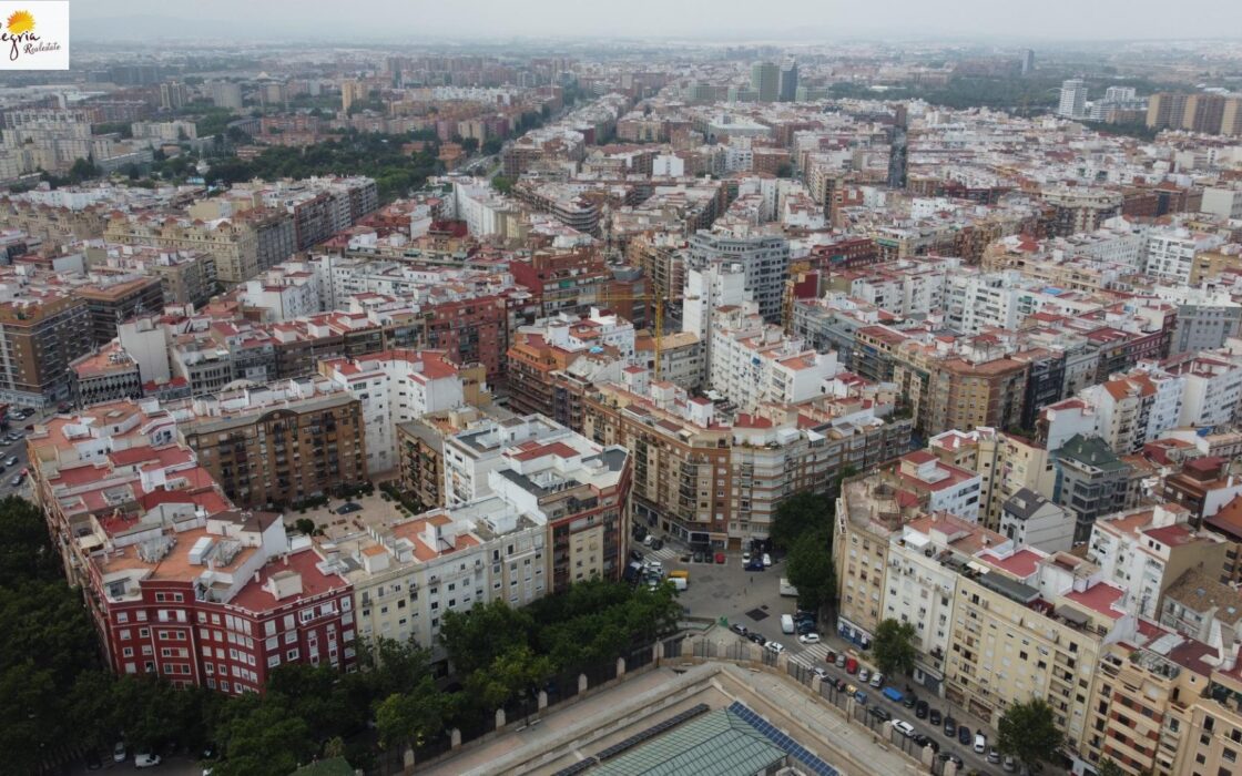 Апартаменты в Валенсии 123.6 кв.м с террасой у моря