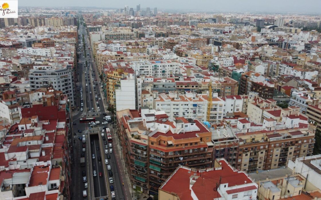 Апартаменты в Валенсии 123.6 кв.м с террасой у моря