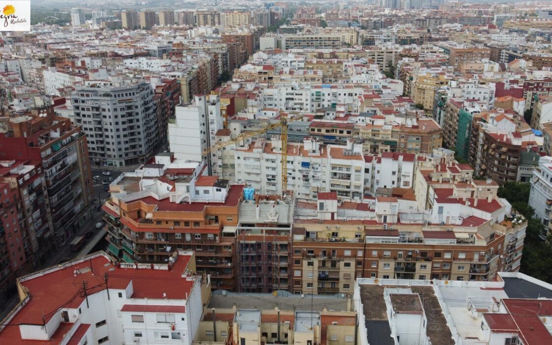 Апартаменты в Валенсии 123.6 кв.м с террасой у моря