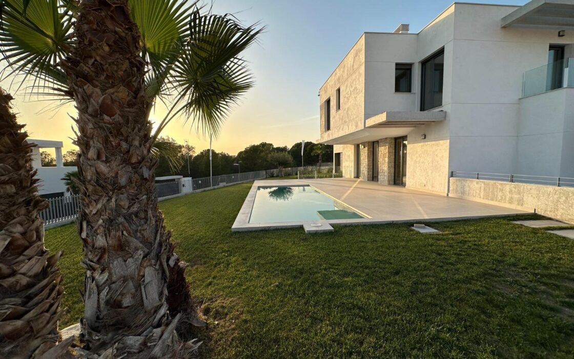 Вилла в Финестрате с террасой и видом на море 244 кв.м